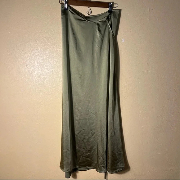 Line & Dot Olive Green Satin Dress. Size: S - Picture 1 of 9